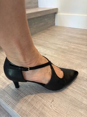Naturalizer Black T-Strap Pointed Kitten Heel